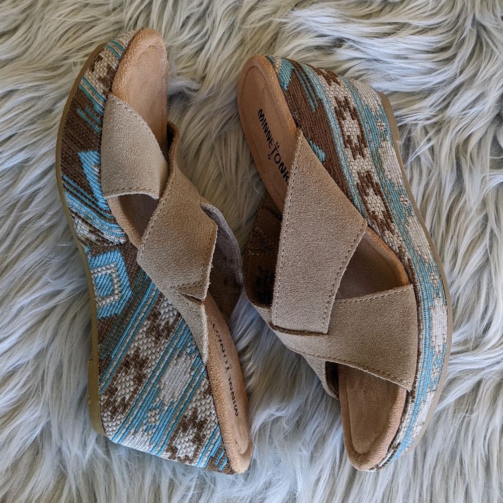 Minnetonka Platform Leather Slides - Picture 5 of 13